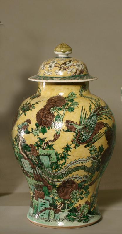 Lidded Famille Verte/Jaune Porcelain Jar