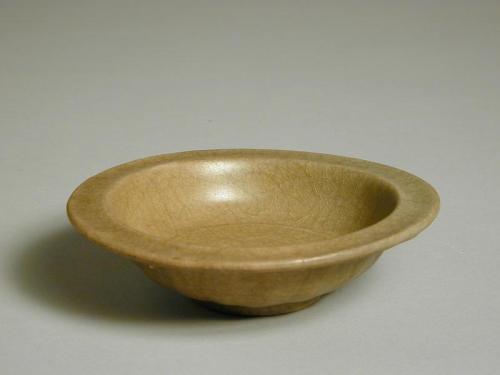 Flanged Dish with Lotus Petal Relief