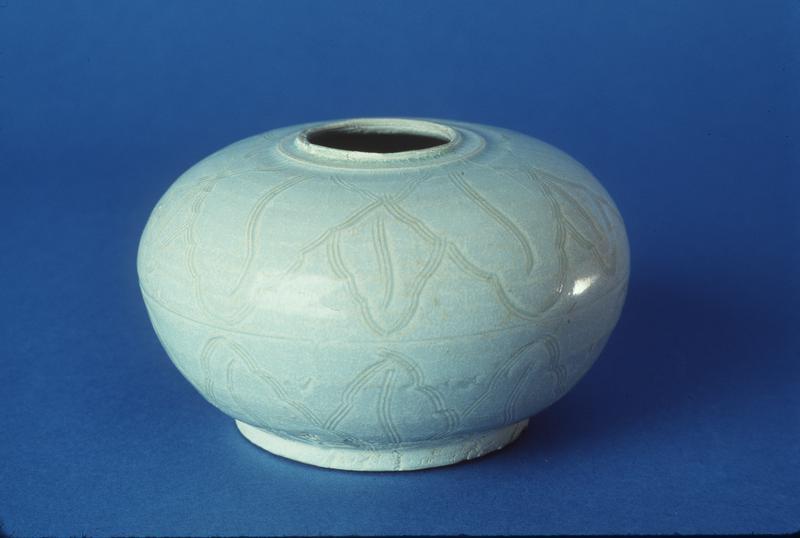 Globular Jar with Leaf Shape Motif