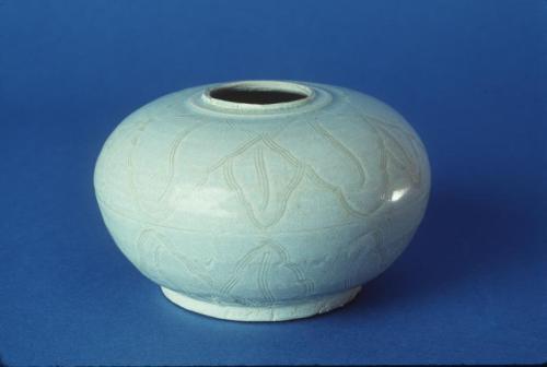 Globular Jar with Leaf Shape Motif